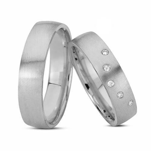 Luksuriøse Nuran vielsesringe i 14 kt hvidguld med silkemat finish og 5 x 0,01 ct diamanter i dameringen.